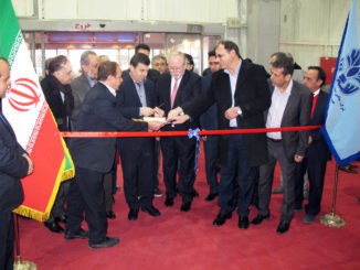 Verbandsgeschäftsführer Peter H. Meyer (Mitte) wurde im Februar spontan eingeladen, gemeinsam mit dem Generaldirektor des iranischen Ministeriums für Industrie, Bergbau und Handel, Amir Hossein Shiravi (Mitte links), in Teheran die Woodex 2017 zu eröffnen.