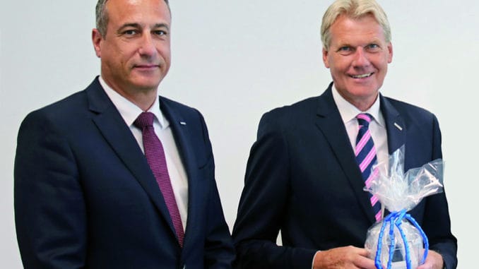 Dr. Eckard Kern (l.) löste gestern offiziell Ulrich Wolf als Vorsitzenden der Geschäftsführung der Eurobaustoff ab.