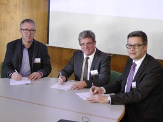 Im Bild v. l.: Robert Schmidli (Präsident VGQ), Prof. Heinrich Köster (Präsident forum-holzbau) und Georg Lange (Geschäftsführer BDF).