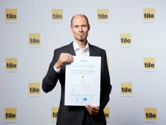 Herbert Kendler, Geschäftsführer der Tilo GmbH, freut sich, als erster österreichischer Bodenproduzent das Proficert Premium Zertifikat des TÜV Hessen erhalten zu haben.