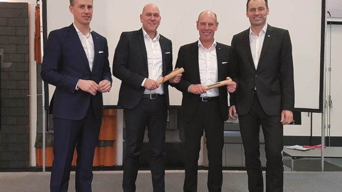 In neuer Position: Markus Röser (2. v. l.) ist Geschäftsführer Roto Dach- und Solartechnologie Deutschland, Michael Marien (3. v. l.) ist Geschäftsführer Columbus Treppen International.