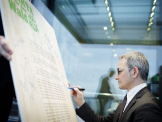 Wilfried Öllers (CDU) bei der Unterzeichnung der "Charta für den Wald" in Berlin. Bildquelle: AGDW / Photothek / Inga Kjer
