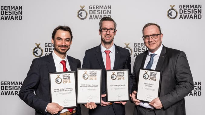 Dreifache Freude über den German Design Award 2018 bei Egger, v. l.: Michael Gerbl, Carsten Ritterbach und Franz-Josef Susewind.