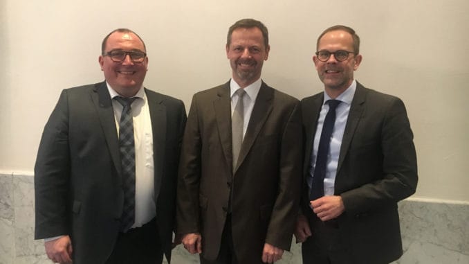 Wechsel in der Geschäftsführung des HPE, im Bild v. l.: der neue Geschäftsführer Marcus Kirschner, der HPE-Vorsitzende Joachim Hasdenteufel und Jan Kurth, der den HPE zum 1. Mai verlässt.