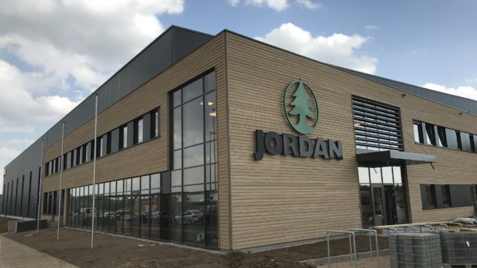 Der neue Jordan-Standort in Estenfeld. Durch die am Neubau verarbeiteten 800 Kubikmeter Holz wurden der Atmosphäre 800 Tonnen CO2 dauerhaft entzogen. [Quelle: Jordan GmbH]