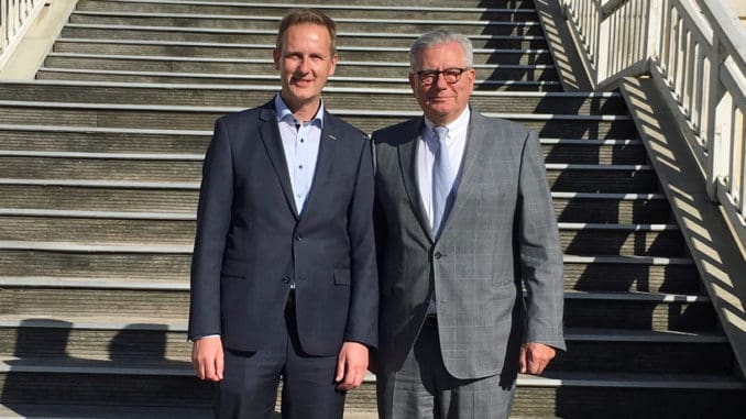 Der neue Vorsitzende des Verbandes Holz und Kunststoff Nord-Ost e.V., Hans-Ulrich Weishaupt, mit dem langjährigen Vorsitzenden Manfred Sitz.