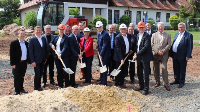 Die Bauphase für das neue Internatsgebäude begann mit einem „ersten Spatenstich“ an der Holzfachschule Bad Wildungen.