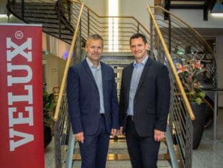 Jacob Madsen (links) wird neuer Geschäftsführer von Velux Deutschland. Felix Egger widmet sich wieder seinen Aufgaben als Geschäftsführer der Velux Schweiz AG.