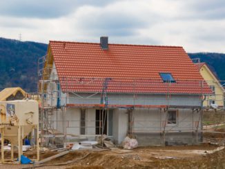 Die Zahl der Baugenehmigungen für Einfamilienhäuser lag im ersten Halbjahr um 1,6 Prozent unter dem entsprechenden Vorjahresniveau. Foto: LBS