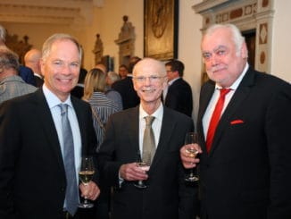 Holzring-Geschäftsführer Olaf Rützel (l.) mit Christian Weber, dem Präsidenten der Bremischen Bürgerschaft (m.) und Günther Lübbe, Geschäftsführer des Vereins Bremer Holzhändler e.V.