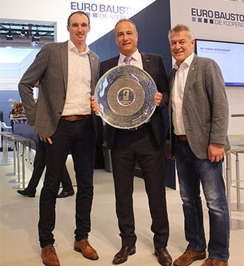 Ganz im Handballfieber war es dem Vorsitzenden der Eurobaustoff-Geschäftsführung, Dr. Eckard Kern, eine besondere Ehre, auf der BAU in München die Meisterschale 2018 in den Händen halten zu können. [Bild: Eurobaustoff]
