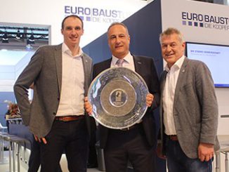 Ganz im Handballfieber war es dem Vorsitzenden der Eurobaustoff-Geschäftsführung, Dr. Eckard Kern, eine besondere Ehre, auf der BAU in München die Meisterschale 2018 in den Händen halten zu können. [Bild: Eurobaustoff]