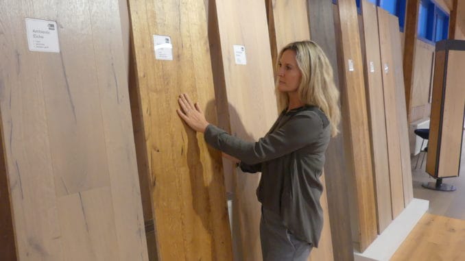 Hain Natur-Böden hat das Eco-Zertifikat erhalten. Im Bild: Geschäftsleiterin Susanne Hain in der Ausstellung am Hauptsitz des Unternehmens in Rott am Inn.