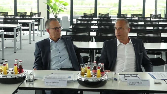 Sehr zufrieden mit dem ersten Quartal 2019: Dr. Eckard Kern, Vorsitzender der Geschäftsführung der Eurobaustoff (r.) und Geschäftsführer Hartmut Möller, bei der Vorstellung der Zahlen auf einer Pressekonferenz in Bad Nauheim.