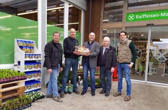 Bauvista-Repräsentant Detlef Schulz (Operativer Einkaufs- und Systemberater, Bildmitte) gratuliert den Vertretern der Raiffeisen Centrale Delbrücker Land.